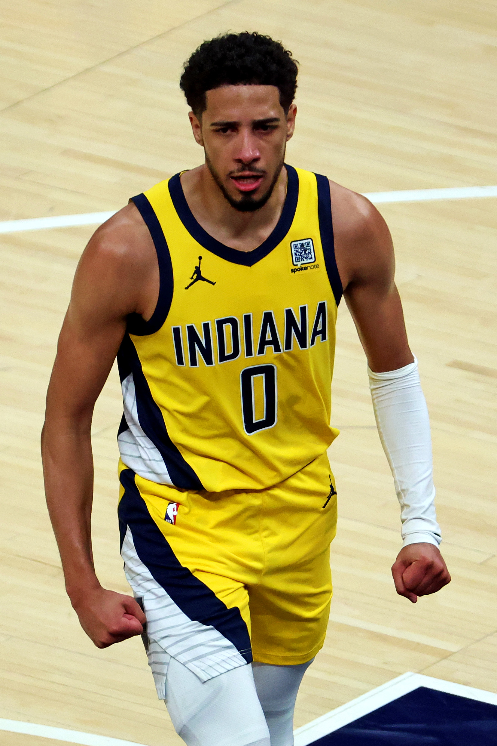 九游体育官方网站-😐哈利伯顿前四场共计仅3次罚球，本场比赛获得4次罚球