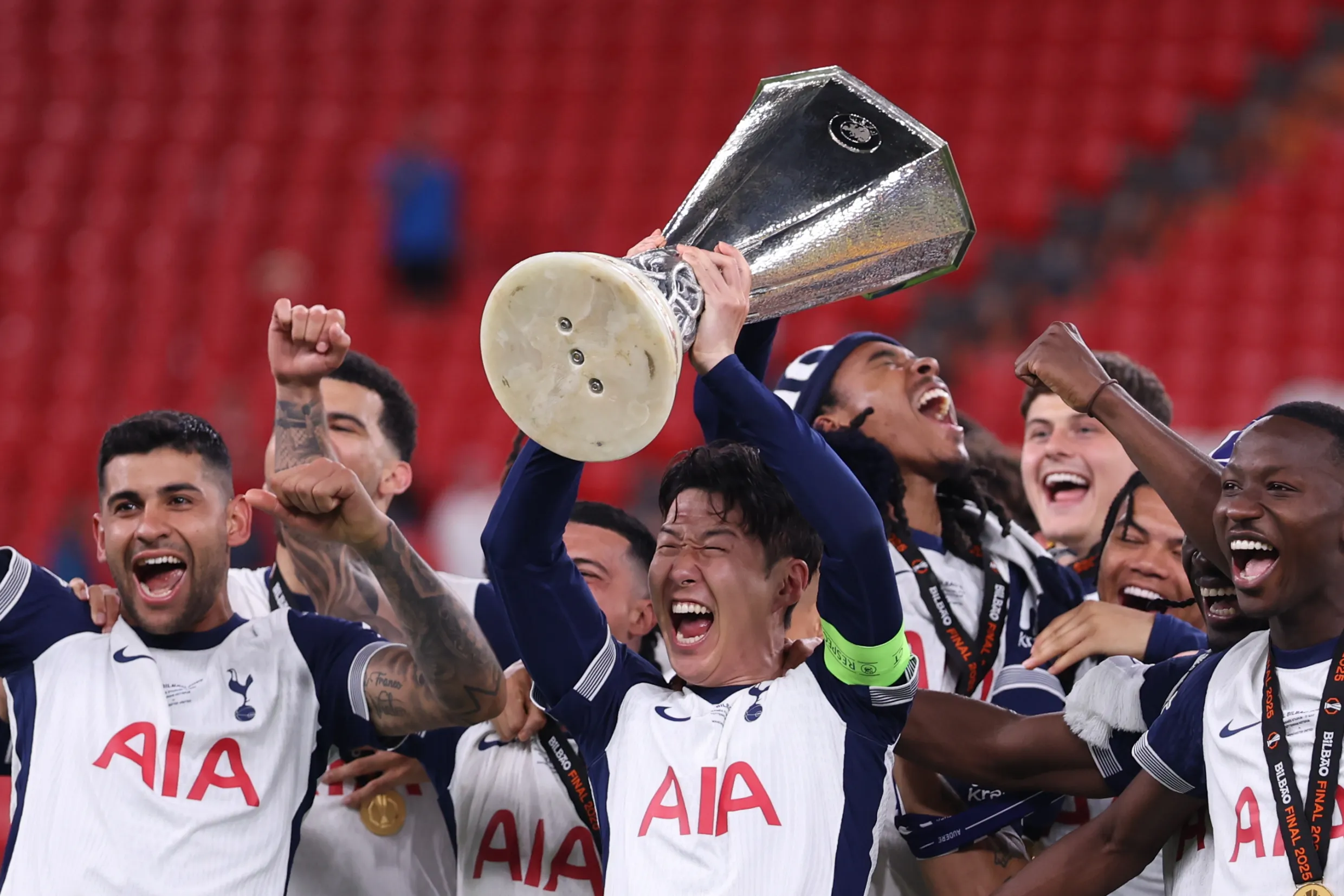 业余！欧足联颁奖典礼没带够奖牌，罗梅罗和孙兴慜举杯时脖子空空