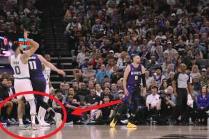 塔图姆三分出手落地踩到小萨90度崴脚痛苦捂脚&amp;坚持罚完离场