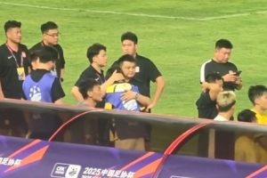 九游体育APP-令人动容！西海岸惜败国安后，投资人徐尚将痛哭的儿子搂在怀中