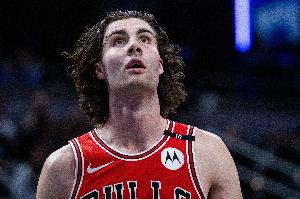 投篮略铁但依旧全面！基迪半场11中3&amp;三分4中0得7分 另有6板7助